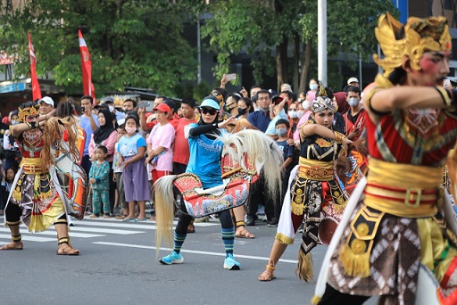 Siti Atikoh, istri Gubernur Jateng Ganjar Pranowo berbaur dengan ribuan seniman mengikuti pertunjukan spektakuler seni tradisional jaranan di Lapangan Simpang Lima, Semarang, Minggu (14/8)