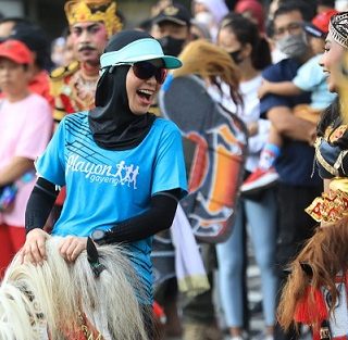 Istri Gubernur Jawa Tengah, Siti Atikoh Ganjar Pranowo, ikut memeriahkan acara pertunjukan Gamelan Kolosal dan menari jaranan bersama masyarakat, di Lapangan Simpang Lima Semarang, Minggu (14/8)
