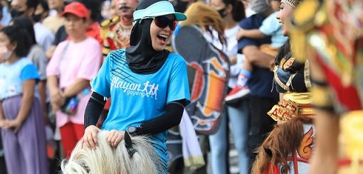 Istri Gubernur Jawa Tengah, Siti Atikoh Ganjar Pranowo, ikut memeriahkan acara pertunjukan Gamelan Kolosal dan menari jaranan bersama masyarakat, di Lapangan Simpang Lima Semarang, Minggu (14/8)