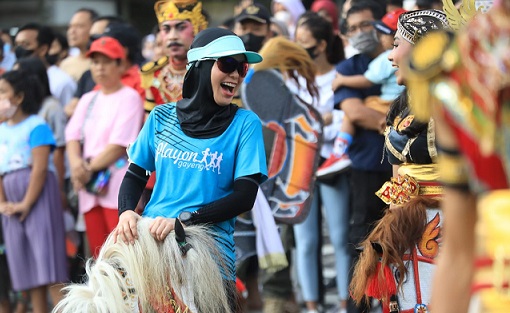 Istri Gubernur Jawa Tengah, Siti Atikoh Ganjar Pranowo, ikut memeriahkan acara pertunjukan Gamelan Kolosal dan menari jaranan bersama masyarakat, di Lapangan Simpang Lima Semarang, Minggu (14/8)