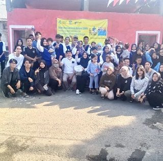 Warga RT 7 RW 4 berfoto bersama usai mengikuti jalan sehat