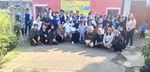 Warga RT 7 RW 4 berfoto bersama usai mengikuti jalan sehat