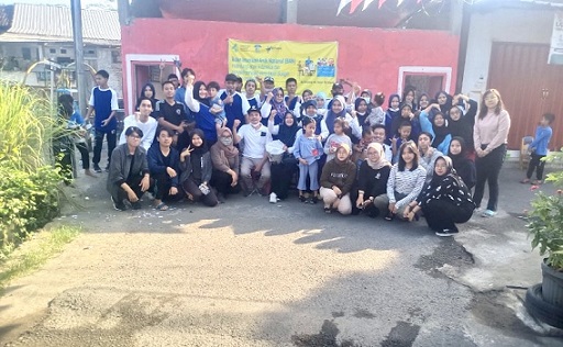 Warga RT 7 RW 4 berfoto bersama usai mengikuti jalan sehat