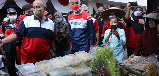 Gubernur Jateng Ganjar Pranowo keliling stan melihat berbagai produk pada Bazar Tarubudaya “Petani Merdeka” di Komplek Tarubudaya, Bandarjo, Ungaran Barat, Jumat (19/8)
