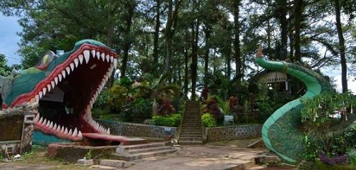 ULAR NAGA. Patung ular naga melingkari bukit siap menyambut kedatangan pengunjung obyek wisata Bukit Cinta Rawa Pening, Kabupaten Semarang  