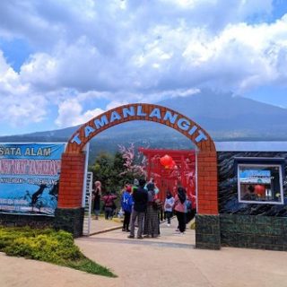 FAVORIT. Taman Langit menjadi salah satu destinasi favorit pengunjung wisata Bukit Tangkeban Pemalang. Banyak spot foto untuk mengabadikan momen kunjungan