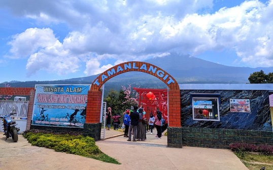 FAVORIT. Taman Langit menjadi salah satu destinasi favorit pengunjung wisata Bukit Tangkeban Pemalang. Banyak spot foto untuk mengabadikan momen kunjungan
