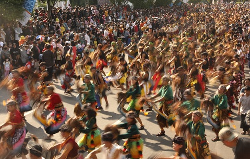 Ribuan seniman tampil di acara Gamelan Kolosal dalam rangka HUT Jateng ke 72 di Lapangan Simpang Lima Semarang, Minggu (14/8) pagi