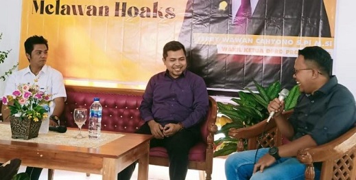 LAWAN HOAKS. Ferry Wawan Cahyono dalam kegiatan ‘Sosialisasi Non-Perda’ dengan tema ‘Bersama Lawan Hoax’ di Aula, PM Collaboration, Jalan S Parman Kabupaten Purbalingga, Sabtu lau (13/8).