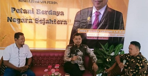 Ferry Wawan Cahyono memaparkan materinya pada acara ‘Sosialisasi Non-Perda’ dengan tema ‘Petani Berdaya, Negara Sejahtera’ di Aula,PM Collaboration, Jalan S Parman Kabupaten Purbalingga, Senin lalu (15/8).