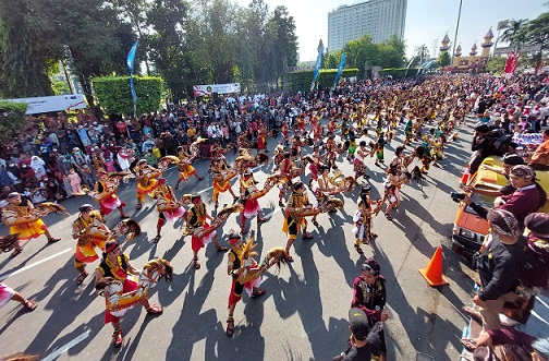 Ribuan orang mengikuti pertunjukan spektakuler seni tradisional jaranan dan gending-gending Jawa bertajuk Gamelan Kolosal dalam rangka HUT ke-72 Provinsi Jawa Tengah, di Lapangan Simpang Lima Semarang, Minggu (14/8)