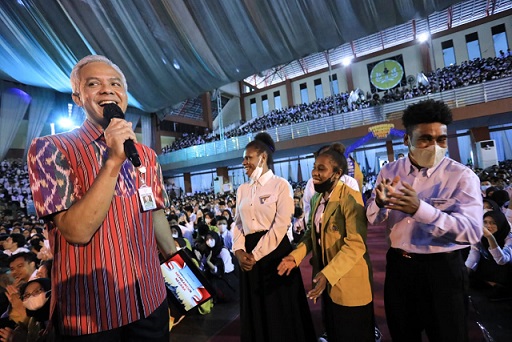 Gubernur Jawa Tengah, Ganjar Pranowo, berdialog dengan lima mahasiswa Unsoed asal Papua sebelum menjadi pembicara dalam acara Soedirman Summit 2022, Selasa (9/8). Mahasiswa baru tersebut juga menyanyikan lagu “Aku Papua” di hadapan gubernur