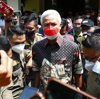 Gubernur Jateng Ganjar Pranowo memberi keterangan kepada wartawan di Pemalang, Jumat (12/8)