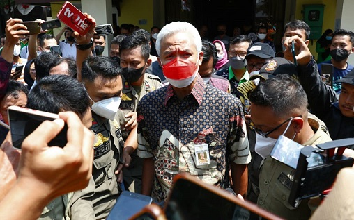 Gubernur Jateng Ganjar Pranowo memberi keterangan kepada wartawan di Pemalang, Jumat (12/8)