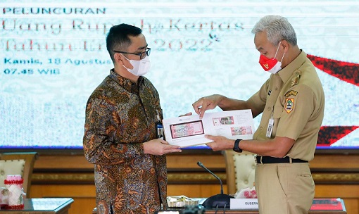 Kepala Perwakilan Bank Indonesia Provinsi Jawa Tengah, Rahmat Dwisaputra, menyerahkan buku album berisi tujuh uang rupiah dengan desain baru mulai pecahan Rp1000 sampai Rp100.000 kepada Gubernur Ganjar Pranowo, di Kantor Gubernur Jateng, Kamis (18/8)