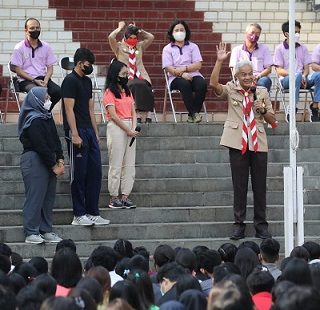 Gubernur Jateng Ganjar Pranowo dengan gayanya yang santai menjadi pembicara dalam acara Pembekalan Terpadu Mahasiswa Baru 2022 "Joyfull Learning" di Lapangan Albertus Kampus Unika Soegijapranata, Rabu (31/8/2022)