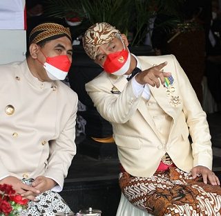 Gubernur Jateng Ganjar Pranowo dan Wakil Gubernur Taj Yasin Maimoen menghadiri upacara peringatan HUT ke-72 Provinsi Jateng, di halaman kantor gubernuran, Senin (15/8)
