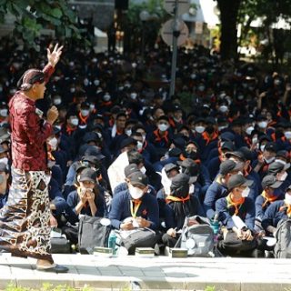 PAKAI BERKAP. Gubernur Jawa Tengah, Ganjar Pranowo memberikan motivasi kepada mahasiswa baru di Fakultas Teknik Universitas Gajah Mada (FT UGM), Kamis (4/8/2022). Dengan mengenakan beskap dan berpanas-panasan, Ganjar menjadi nara sumber pada talkshow bertema Konsolidasi Generasi: Eksplorasi dan Optimalisasi Diri tersebut  