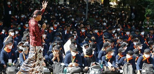 PAKAI BERKAP. Gubernur Jawa Tengah, Ganjar Pranowo memberikan motivasi kepada mahasiswa baru di Fakultas Teknik Universitas Gajah Mada (FT UGM), Kamis (4/8/2022). Dengan mengenakan beskap dan berpanas-panasan, Ganjar menjadi nara sumber pada talkshow bertema Konsolidasi Generasi: Eksplorasi dan Optimalisasi Diri tersebut  