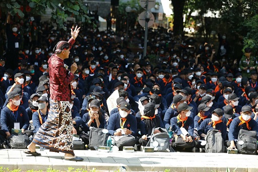 PAKAI BERKAP. Gubernur Jawa Tengah, Ganjar Pranowo memberikan motivasi kepada mahasiswa baru di Fakultas Teknik Universitas Gajah Mada (FT UGM), Kamis (4/8/2022). Dengan mengenakan beskap dan berpanas-panasan, Ganjar menjadi nara sumber pada talkshow bertema Konsolidasi Generasi: Eksplorasi dan Optimalisasi Diri tersebut  