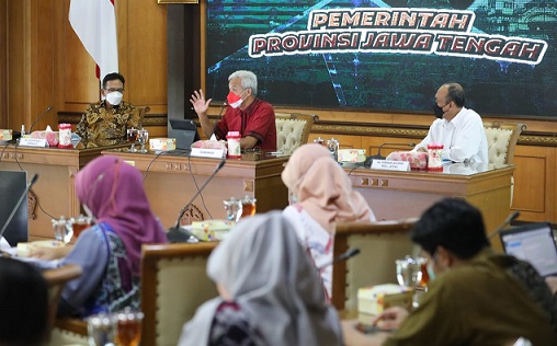 Gubernur Jawa Tengah, Ganjar Pranowo, menerima tim dari BKK Temanggung di Kantor Gubernur Jawa Tengah, Selasa (2/8/2022)