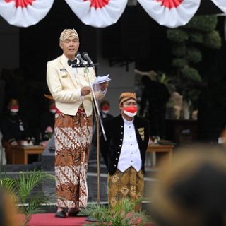 IRUP. Gubernur Jateng Ganjar Paranowo menjadi inspektur upacara peringatan HUT ke-72 Provinsi Jateng di halaman Kantor Gubernur Jawa Tengah, Senin (15/8)