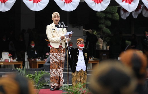 IRUP. Gubernur Jateng Ganjar Paranowo menjadi inspektur upacara peringatan HUT ke-72 Provinsi Jateng di halaman Kantor Gubernur Jawa Tengah, Senin (15/8)