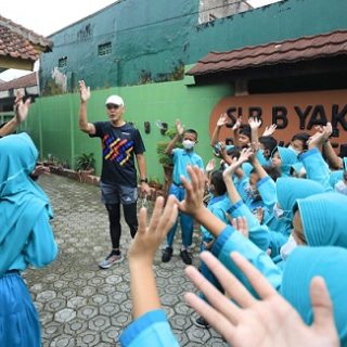 BAHASA ISYARAT. Siswa SLB B Yakut Purwokerto menyambut kedatangan Gubernur Jawa Tengah Ganjar Pranowo, Selasa (9/8). Mereka tampak akrab dan cerita, meski menggunakan komunikasi bahasa isyarat