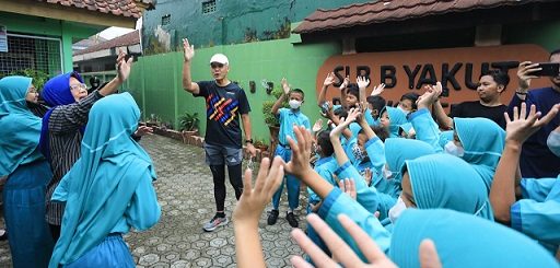 BAHASA ISYARAT. Siswa SLB B Yakut Purwokerto menyambut kedatangan Gubernur Jawa Tengah Ganjar Pranowo, Selasa (9/8). Mereka tampak akrab dan cerita, meski menggunakan komunikasi bahasa isyarat