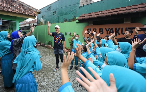 BAHASA ISYARAT. Siswa SLB B Yakut Purwokerto menyambut kedatangan Gubernur Jawa Tengah Ganjar Pranowo, Selasa (9/8). Mereka tampak akrab dan cerita, meski menggunakan komunikasi bahasa isyarat