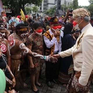 BERAGAM ETNIS. Gubernur Ganjar Pranowo berbincang dengan warga berbagai etnis yang di tinggal di Jawa Tengah. Mereka ikut datang dan menjadi peserta Upacara Peringatan HUT ke-72 Provinsi Jateng, Senin (15/8)