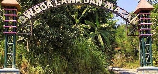 PINTU MASUK. Gapura pintu masuk obyek wisata Goa Lawa dan Goa Macan Grobogan terlihat dari jalan raya, namun lokasi goanya sendiri masih sekitar 2 kilomater