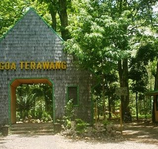 PINTU MASUK. Gerbang Wisata Goa Terawang. Di dalamnya pengunjung juga bisa menikmati wahana lain, seperti mainan anak-anak, kolam renang, ATV dan beberawa wahana lainnya  