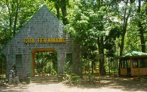 PINTU MASUK. Gerbang Wisata Goa Terawang. Di dalamnya pengunjung juga bisa menikmati wahana lain, seperti mainan anak-anak, kolam renang, ATV dan beberawa wahana lainnya  