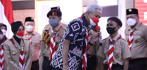 Gubernur Ganjar Pranowo didampingi Ketua Kwarda Jateng Siti Atikoh berdialog dengan anggota Pramuka Kwarda Jateng yang berangkat ke Jambore Nasional 2022