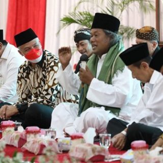 KH Ahmad Muwafiq atau Gus Muwafiq memberikan tausyiah pada Pengajian Peringatan Muharrom 1444H/2022 di Gradhika Bhakti Praja, Jumat (19/8). Hadir pada kegiatan tersebut Gubernur Jateng Ganjar Pranowo dan Wakil Gubernur Tak Yasin Maimoen  