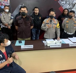 Kapolrestabes Semarang Kombes Pol Irwan Anwar melakukan konferensi pers soal penemuan mayat terapung di Sungai TBRS