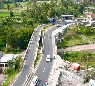 Jembatan Senowo yang berada di antara Desa Dukun dan Mangunsoko, Kecamatan Dukun, Kabupaten Magelang dulunya sering langganan hanyut akibat lahar dingin. Setelah mendapat bantuan dari Gubernur Jateng Ganjar Pranowo lewat anggaran Banprov 2021, kini dibangun dan mampu mendorong peningkatan perekonomian masyarakat