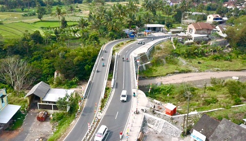 Jembatan Senowo yang berada di antara Desa Dukun dan Mangunsoko, Kecamatan Dukun, Kabupaten Magelang dulunya sering langganan hanyut akibat lahar dingin. Setelah mendapat bantuan dari Gubernur Jateng Ganjar Pranowo lewat anggaran Banprov 2021, kini dibangun dan mampu mendorong peningkatan perekonomian masyarakat