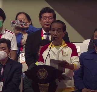 Presiden Joko Widodo memberikan sambutan pada penutupan ASEAN Para Games 2022, di Stadion Manahan, Kota Surakarta, Sabtu (6/8).