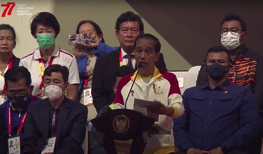 Presiden Joko Widodo memberikan sambutan pada penutupan ASEAN Para Games 2022, di Stadion Manahan, Kota Surakarta, Sabtu (6/8).