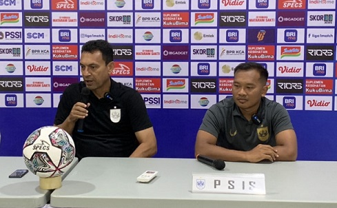 Sergio Alexander dalam sesi jumpa pers didampingi Wawan Febriyanto di Stadion Jatidiri, Jumat (5/8).