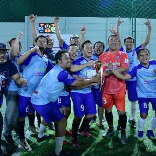 Hendi didampingi Letkol Inf Honi Havana saat menyerahkan hadiah kepada tim juara 1