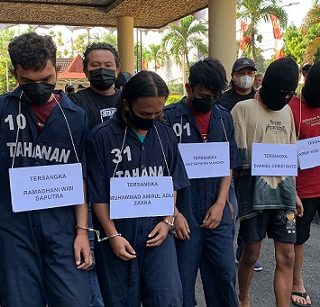 Kelima tersangka pengroyokan