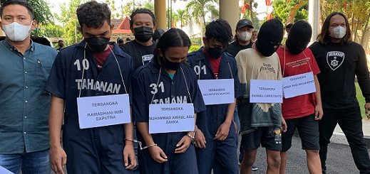 Kelima tersangka pengroyokan