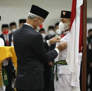 Gubernur Jawa Tengah, Ganjar Pranowo, hadir dan mengukuhkan Pasukan Pengibar Bendera Pusaka (Paskibraka) Jawa Tengah tahun 2022 di Gedung Gradhika Bhakti Praja, Senin (15/8/2022) malam