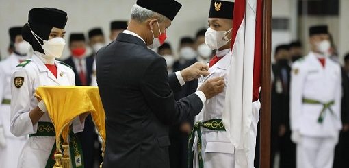 Gubernur Jawa Tengah, Ganjar Pranowo, hadir dan mengukuhkan Pasukan Pengibar Bendera Pusaka (Paskibraka) Jawa Tengah tahun 2022 di Gedung Gradhika Bhakti Praja, Senin (15/8/2022) malam