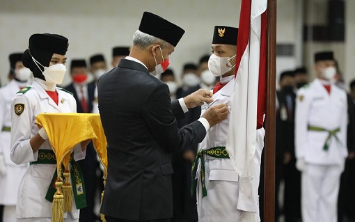 Gubernur Jawa Tengah, Ganjar Pranowo, hadir dan mengukuhkan Pasukan Pengibar Bendera Pusaka (Paskibraka) Jawa Tengah tahun 2022 di Gedung Gradhika Bhakti Praja, Senin (15/8/2022) malam