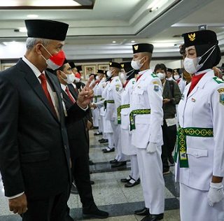 Gubernur Jawa Tengah Ganjar Pranowo berdialog dengan anggota Pasukan Pengibar Bendera Pusaka (Paskibraka) Tahun 2022 Provinsi Jawa Tengah pada acara pengukuhan di Gedung Gradhika Bhakti Praja, kompleks kantor Gubernur Jateng di Kota Semarang, Senin (15/8/2022) malam