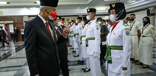 Gubernur Jawa Tengah Ganjar Pranowo berdialog dengan anggota Pasukan Pengibar Bendera Pusaka (Paskibraka) Tahun 2022 Provinsi Jawa Tengah pada acara pengukuhan di Gedung Gradhika Bhakti Praja, kompleks kantor Gubernur Jateng di Kota Semarang, Senin (15/8/2022) malam